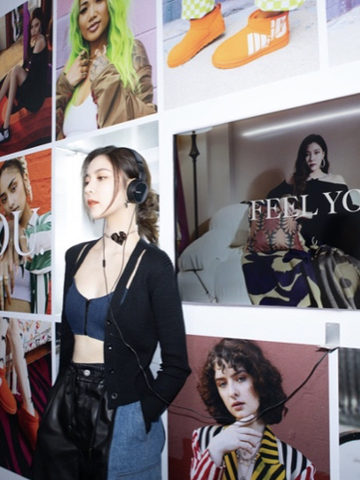 品牌大使宋妍霏现身UGG®秋冬限时主题空间「异彩颜究所」 ——个性展现#感纵茸放异彩