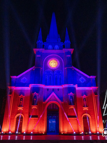 群星齐聚点亮百丽秀场， 2021 “幻燃 新履”年度大秀华丽上演！