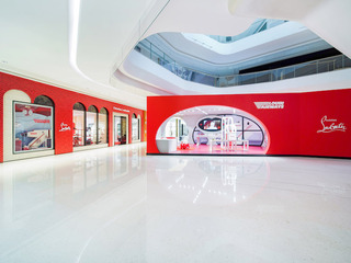 Christian Louboutin 路铂廷欣然揭幕深圳首家精品店 Loubi Airways 互动体验装置深圳站限时开启