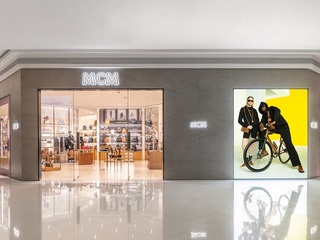 MCM武汉武商MALL国广精品店WE CREATE WAVES 精彩呈现MCM45周年RETRO复刻版经典双肩包系列