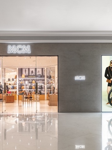 MCM武汉武商MALL国广精品店WE CREATE WAVES 精彩呈现MCM45周年RETRO复刻版经典双肩包系列