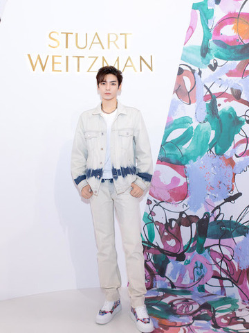 艺术笔触交织梦幻画卷，写意履程闪耀绽放郑州 STUART WEITZMAN “灵感之‘履’”限时概念店登陆郑州丹尼斯大卫城