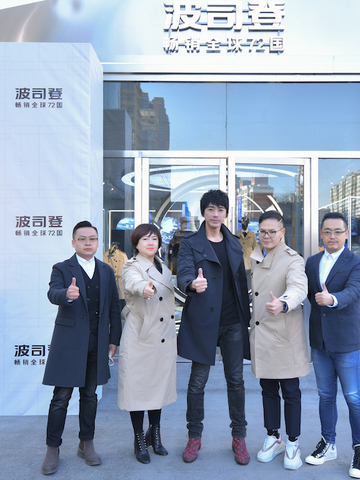 首创波司登风衣羽绒服限时快闪店火热登陆乌鲁木齐 携手苏见信以时尚新方式为乌市守护温暖