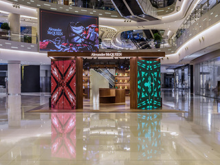 Alexander McQueen “ The Curve 万花镜影 ” 限时精品店揭幕 中国， 上海