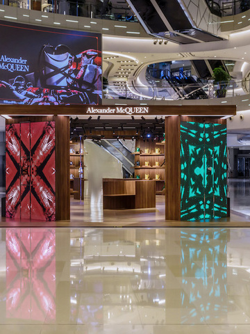 Alexander McQueen “ The Curve 万花镜影 ” 限时精品店揭幕 中国， 上海