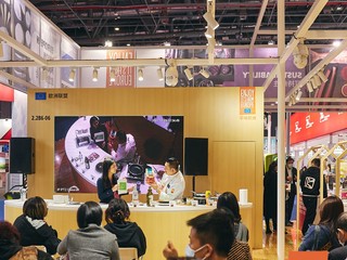“源自欧洲的色彩”：欧洲食品与饮料在2021年中国国际进口博览会上大受中国观众青睐  欧盟食品展台通过交互式展示受保护的地理标志产品等，在现场受到广泛欢迎