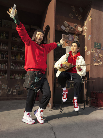 CONVERSE 发布2022新年水虎系列 水虎纹元素巧思设计 以无形之水和无畏之虎传递新年新意