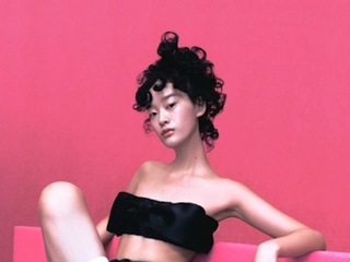 CHARLES & KEITH 携手中国设计师品牌SHUSHU/TONG 推出「一枝玫瑰花」限定系列