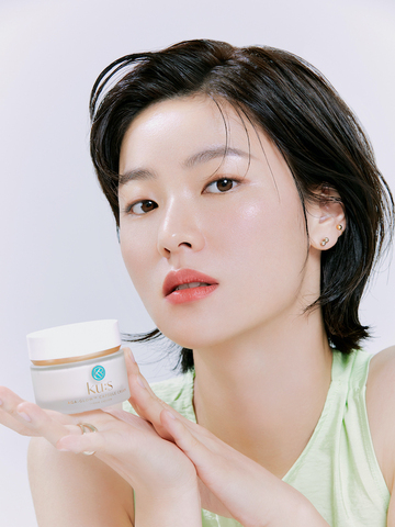 KU:S和消费者一同开启现代纯素矜贵健康生活方式，探索内外兼美的纯素护肤美学。