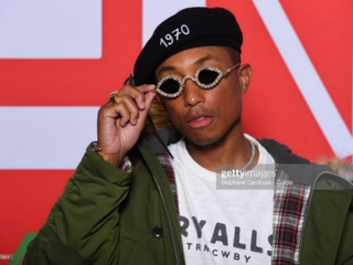 法瑞尔·威廉姆斯佩戴蒂芙尼定制款太阳眼镜 璀璨亮相2022秋冬巴黎男装周