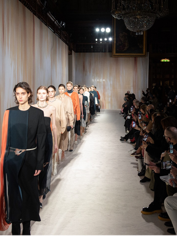 GIADA 2022秋冬大秀盛大启幕，岩中花影绽放米兰布雷拉图书馆