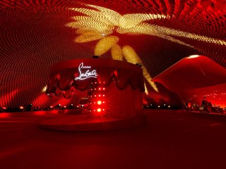 CHRISTIAN LOUBOUTIN路铂廷为您呈现THE LOUBI SHOW 于巴黎L’Espace Niemeyer美术馆以独特表演艺术揭幕2022秋冬女士系列