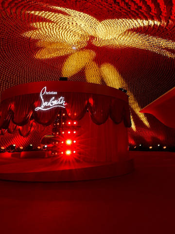 CHRISTIAN LOUBOUTIN路铂廷为您呈现THE LOUBI SHOW 于巴黎L’Espace Niemeyer美术馆以独特表演艺术揭幕2022秋冬女士系列