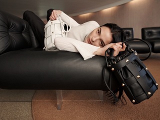 趣玩对比 FERRAGAMO CAGE BAG 2022 春夏系列全新标志性手袋 