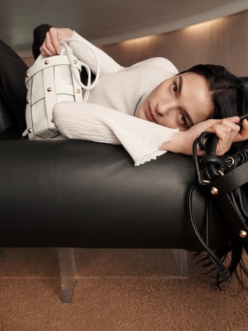 趣玩对比 FERRAGAMO CAGE BAG 2022 春夏系列全新标志性手袋 