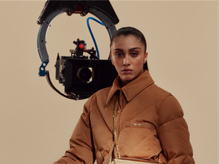 Burberry 隆重呈献Lola 萝纳包广告大片 由Bella hadid、Lourdes Leon、Jourdan Dunn 及 Ella Richard倾情演绎