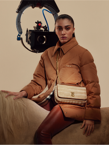 Burberry 隆重呈献Lola 萝纳包广告大片 由Bella hadid、Lourdes Leon、Jourdan Dunn 及 Ella Richard倾情演绎