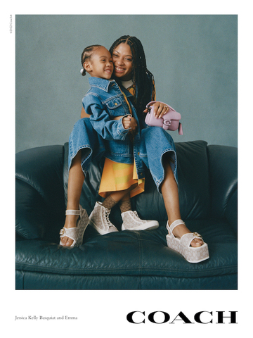 Coach推出“礼颂母爱”母亲节主题形象大片