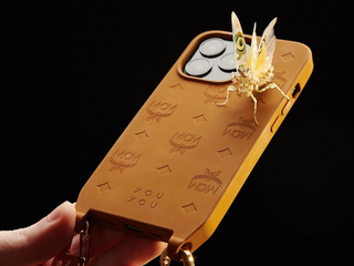 MCM与德国生活方式品牌XOUXOU推出全新联名手机壳