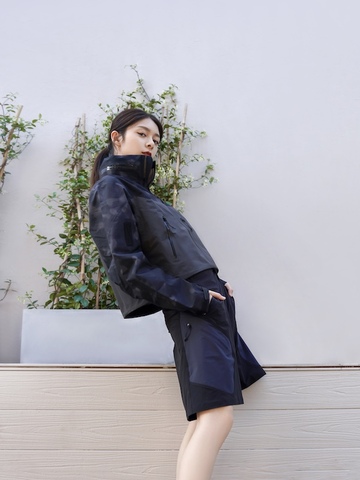 傅菁、李一桐全新私服LOOK释出，开启春夏户外日常穿搭选择，轻松平衡城市生活和户外机能穿着。