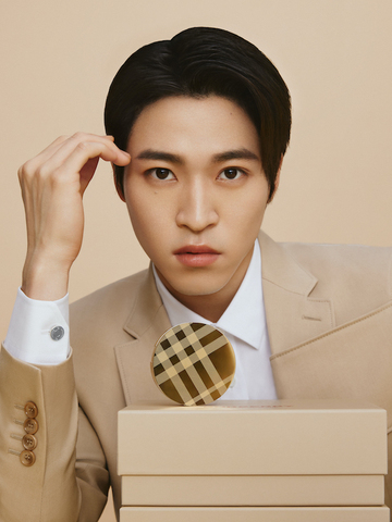 INTO1赞多倾情演绎Burberry全新哑光「千金气垫」