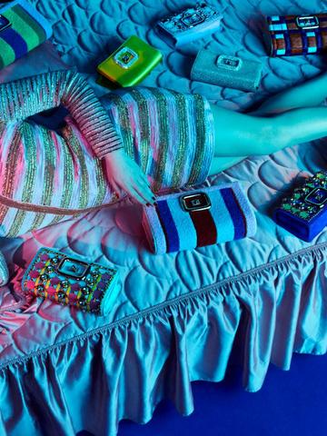 Roger Vivier 倾情呈现全新 Viv’ Choc 包袋 探索亦真亦幻的万花筒世界