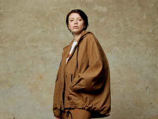Carhartt WIP 首度与Toogood 合作，重塑经典工装版型，注入独特又具前瞻性的英伦穿搭哲学。