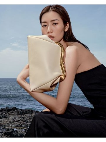 BVLGARI 宝格丽品牌全球皮具、 眼镜及配饰代言人刘雯 