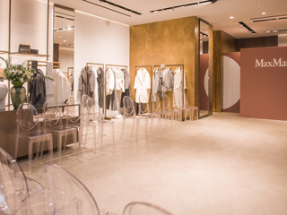 Max Mara 2022秋冬系列冰城发布宁静助阵展肆意的张扬美