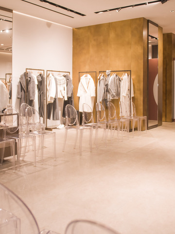 Max Mara 2022秋冬系列冰城发布宁静助阵展肆意的张扬美