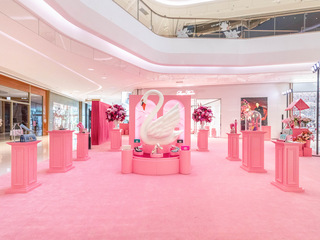 Roger Vivier 天鹅秘境限时概念展于深圳万象城璀璨开幕