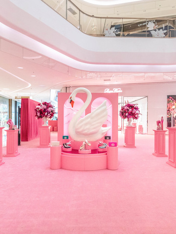 Roger Vivier 天鹅秘境限时概念展于深圳万象城璀璨开幕