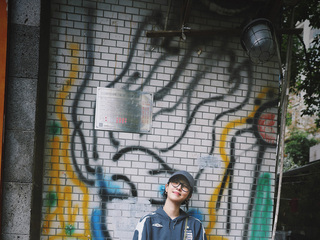 众星演绎全新Loro Piana Extra Pocket手拿包