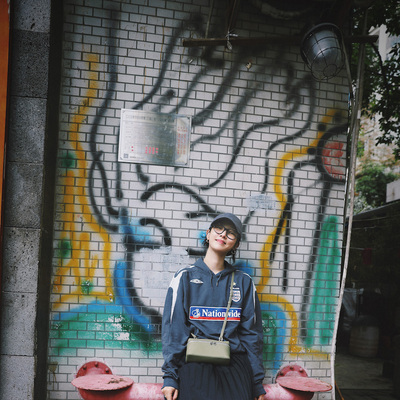 众星演绎全新Loro Piana Extra Pocket手拿包