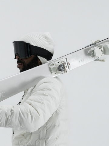 IWC 万国表与 FACTION SKIS 合作推出限量版夜光“太浩湖白”自由式滑雪板