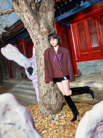 Acne Studios 携手演员文淇活力演绎 2023 新春故事，并再度与艺术家 Apollinaria Broche 合作共同庆祝中国新春