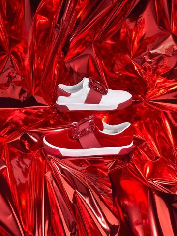 Roger Vivier 倾情呈现 2023 中国新年限定系列优雅开启绮丽新春