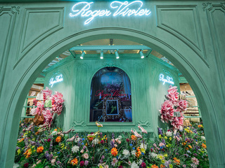 Roger Vivier 倾情呈现 「 Flower Invasion 繁花绮梦」 限时概念展 春之序曲 优雅迭起