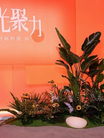 在上海时装周“微光聚力”上，我们看到了女性的无束（数）可能