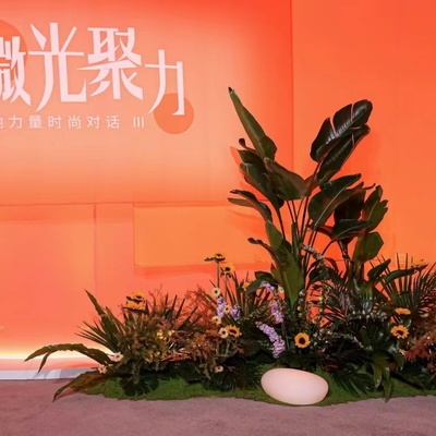 在上海时装周“微光聚力”上，我们看到了女性的无束（数）可能