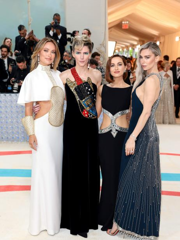OLIVIA WILDE、VANESSA KIRBY和MAUDE APATOW与CHLOÉ品牌创意总监GABRIELA HEARST一起出席2023年MET GALA （纽约大都会博物馆艺术慈善舞会）
