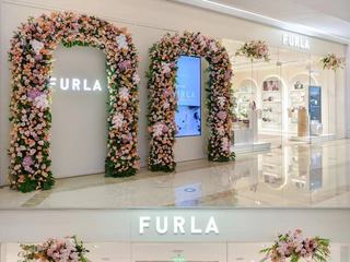 FURLA 520精选系列预览 浪漫鲜花重塑灵感拱门，爱在经典 1927 系列