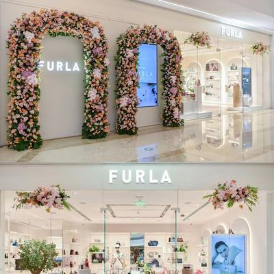 FURLA 520精选系列预览 浪漫鲜花重塑灵感拱门，爱在经典 1927 系列