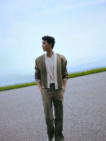 品牌代言人吴磊出发杰尼亚2024夏季系列时装秀