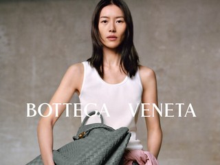 刘雯演绎 BOTTEGA VENETA 全新广告大片，揭开 2023 冬季系列北京时装秀序幕  