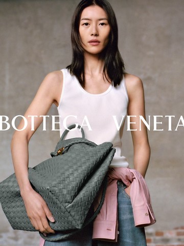 刘雯演绎 BOTTEGA VENETA 全新广告大片，揭开 2023 冬季系列北京时装秀序幕  