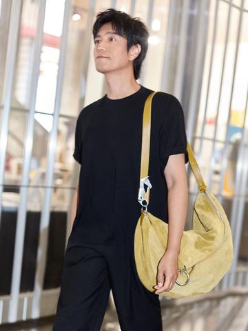 Burberry 品牌代言人、演员陈坤携Burberry 新季 Knight包袋出街