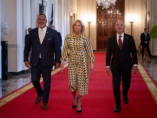 美国第一夫人Jill Biden身着Chloé 2023秋冬系列裙装现身华盛顿网络K-12学校网络安全峰会