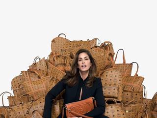回溯经典  焕然新生 MCM联袂超模CINDY CRAWFORD，呈现全新2023秋冬广告大片