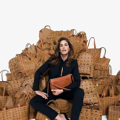 回溯经典  焕然新生 MCM联袂超模CINDY CRAWFORD，呈现全新2023秋冬广告大片